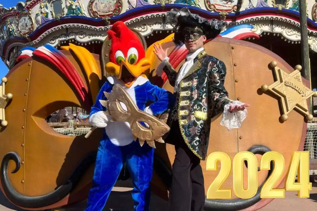 Montaje con el Carnaval de Port Aventura con Woody con un antifaz y una persona disfrazada y un 2024