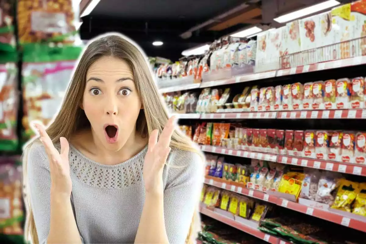 Montaje con el interior de un supermercado de fondo y una mujer con cara de sorprendida