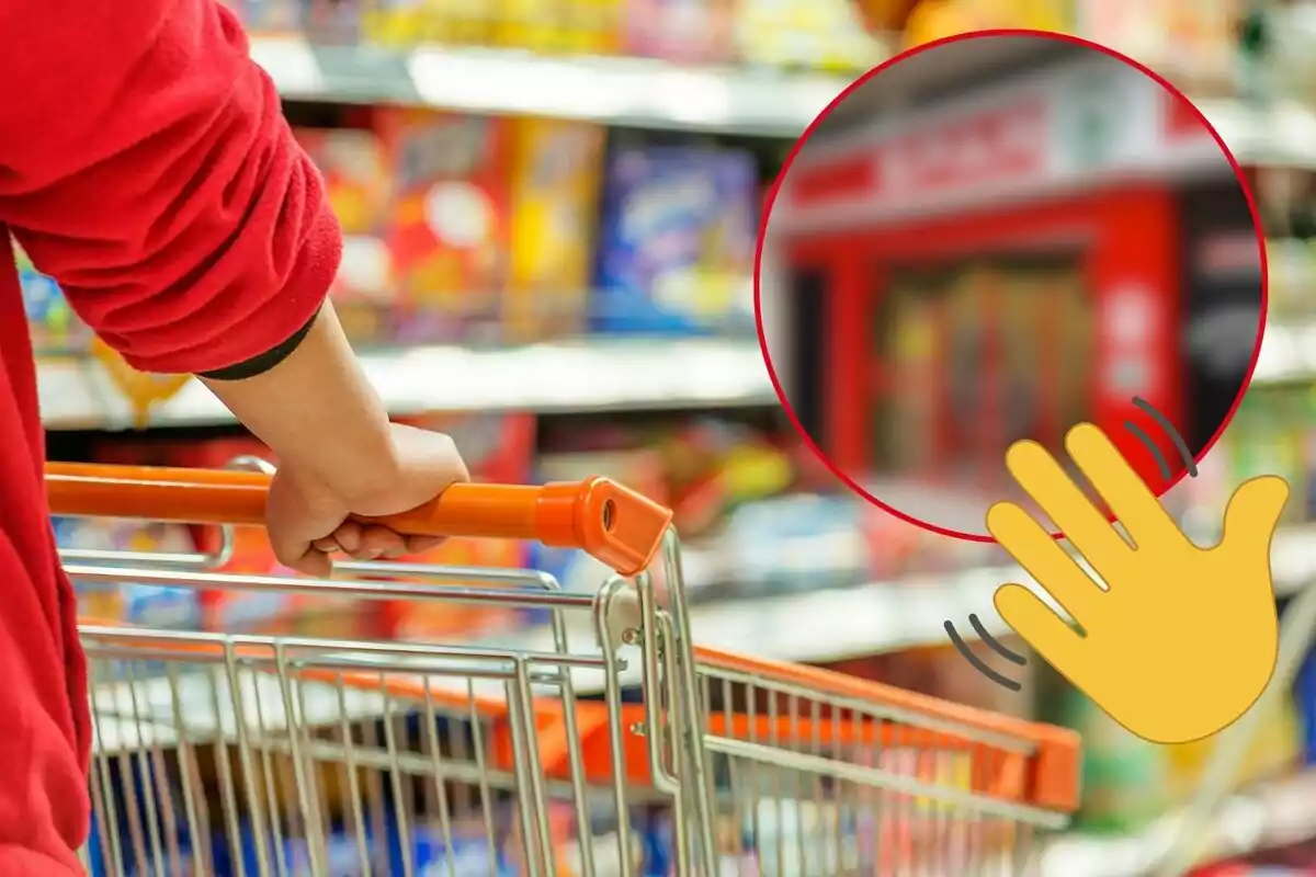 Persona empujando un carrito de compras en un supermercado con un emoji de mano saludando y un círculo borroso en la esquina superior derecha.