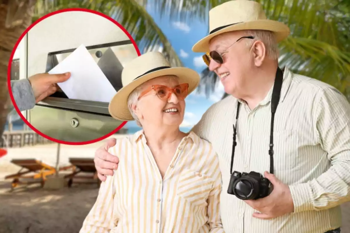 Una pareja de personas mayores sonríe mientras disfruta de un día en la playa, ambos llevan sombreros y gafas de sol; en un recuadro se muestra una mano introduciendo un sobre en un buzón.