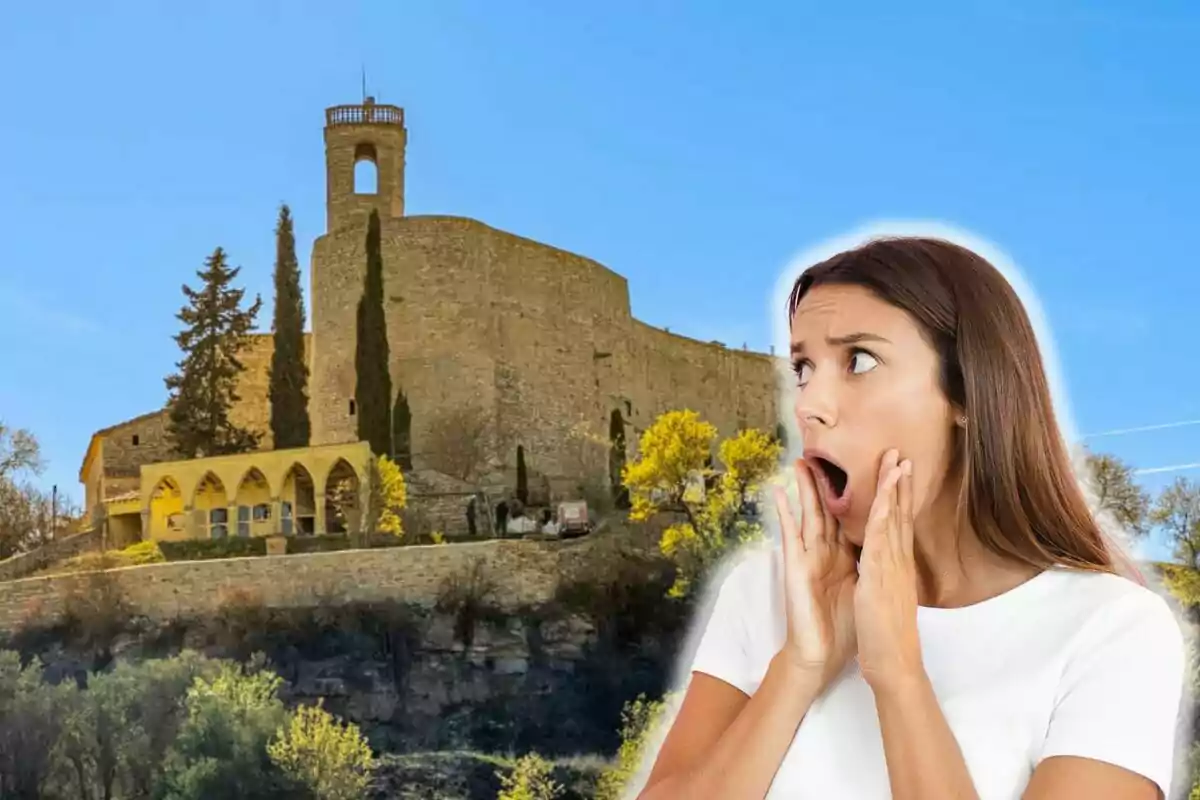 Mujer sorprendida frente a un castillo antiguo con cielo despejado.