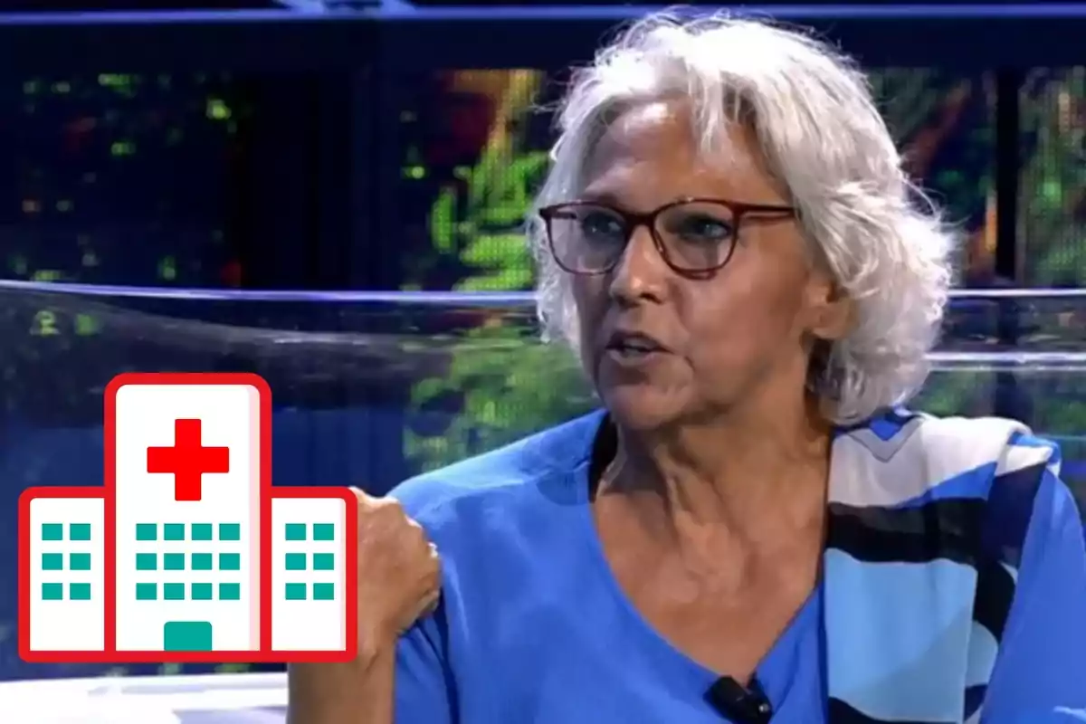 Una persona con cabello canoso y gafas habla en un programa de televisión, con un ícono de hospital superpuesto en la imagen.