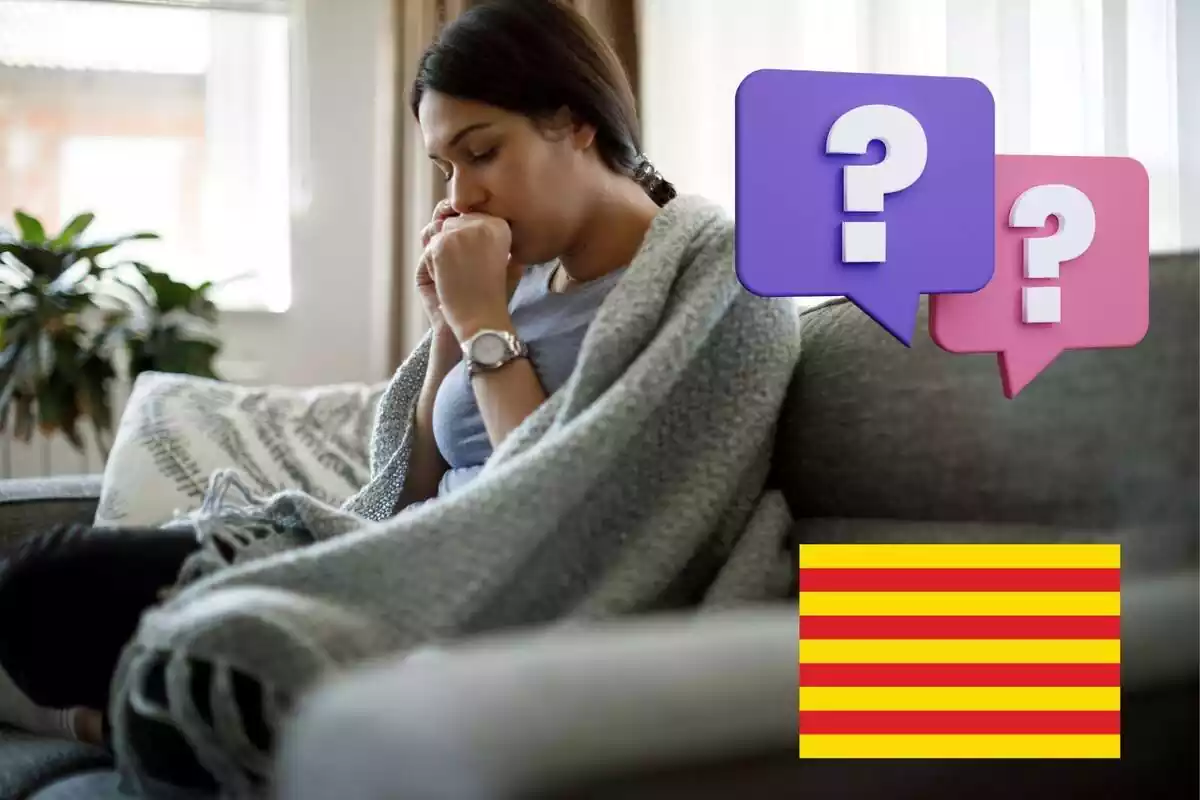 Montaje de una chica tosiendo sentada en el sofá con una manta, dos interrogantes y una bandera de Cataluña