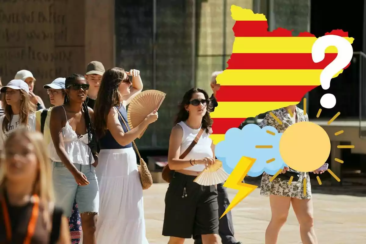 Un grupo de personas camina por la calle en un día soleado, algunas de ellas usando abanicos para refrescarse, mientras una ilustración de un mapa con rayas rojas y amarillas y símbolos meteorológicos aparece superpuesta en la imagen.