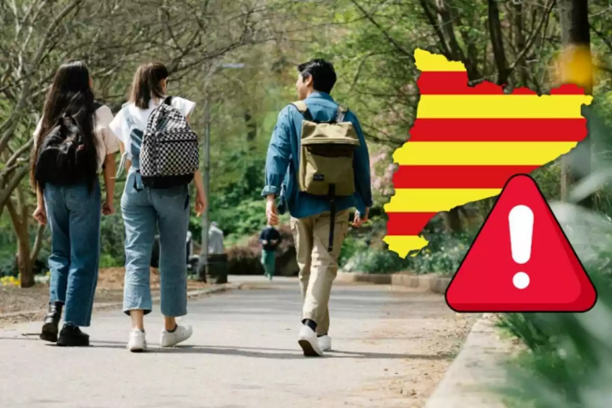 Tres personas caminando por un sendero en un parque con una ilustración de un mapa con franjas rojas y amarillas y un icono de advertencia.