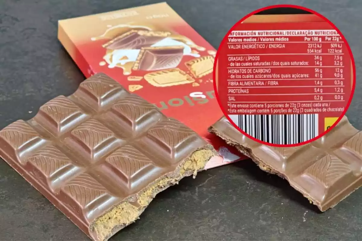 Montaje con la tableta de chocolate con galleta Fussion de Mercadona y un círculo con la tabla de información nutricional del mismo producto Montaje con la tableta de chocolate con galleta Fussion de Mercadona y un círculo con la tabla de información nutricional del mismo producto