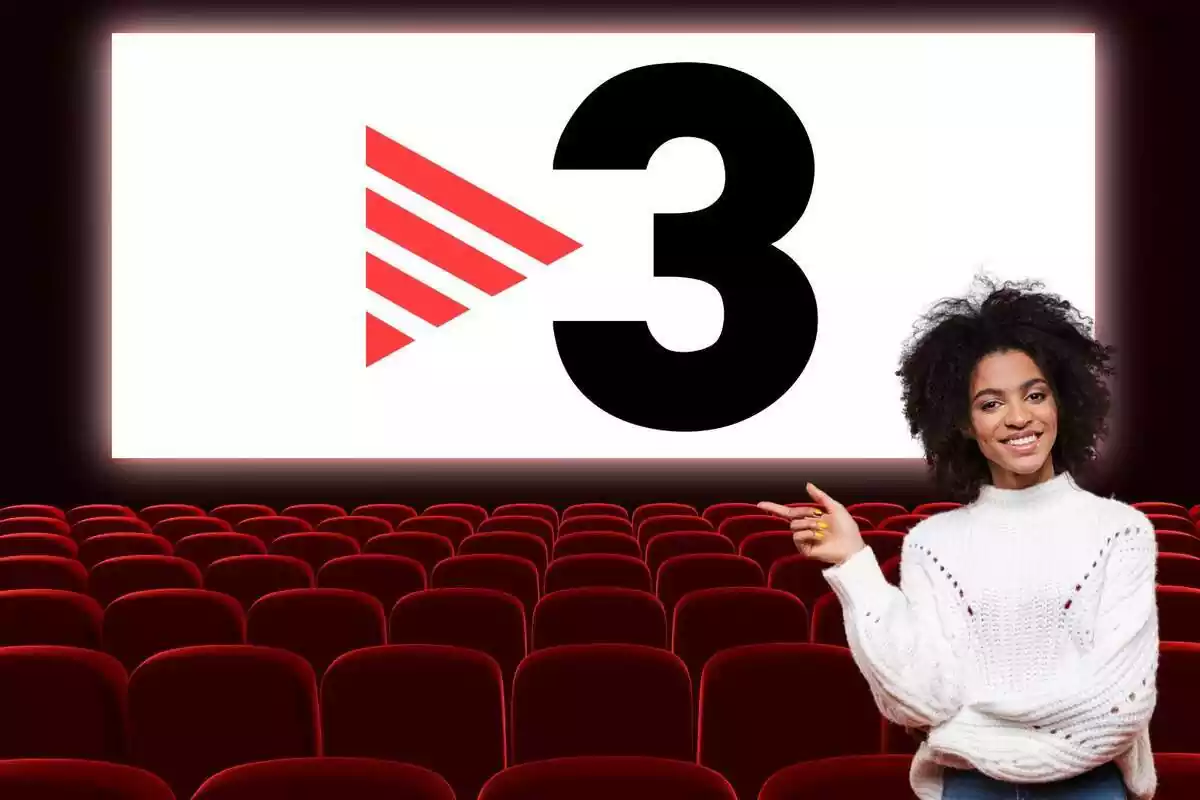 Montaje de una sala de cine con el logo de TV3 en la pantalla y una chica señalando al lado