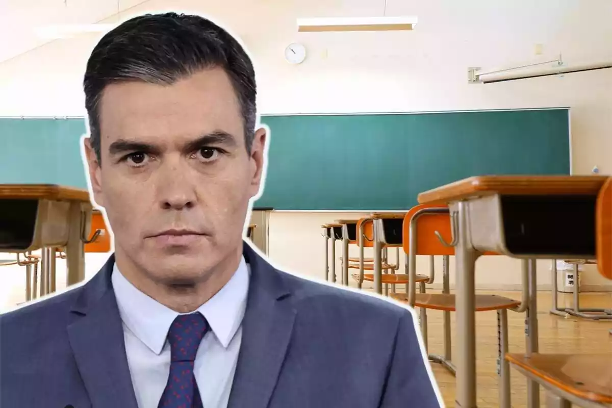 Montaje clase de instituto con sillas, mesa y pizarra, y el presidente del Gobierno, Pedro Sánchez, con cara seria