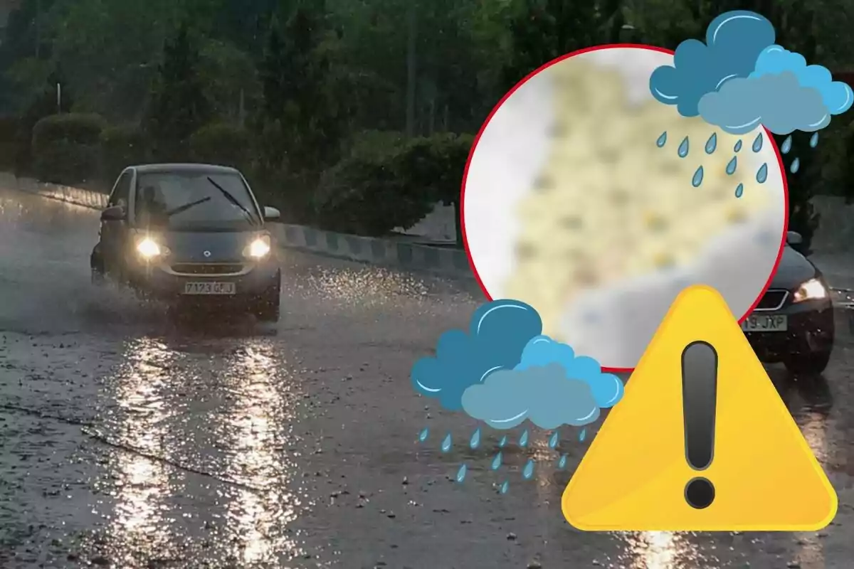 Coches circulando por una carretera inundada bajo la lluvia con un símbolo de advertencia y nubes de lluvia superpuestas.