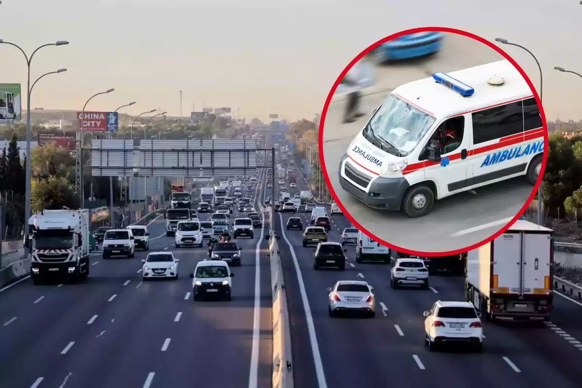 Vehículos circulan por una autovía, y en el círculo, una ambulancia