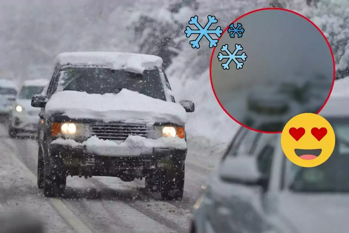 Un coche cubierto de nieve circula por una carretera nevada con copos de nieve y un emoji sonriente con ojos de corazón superpuestos.