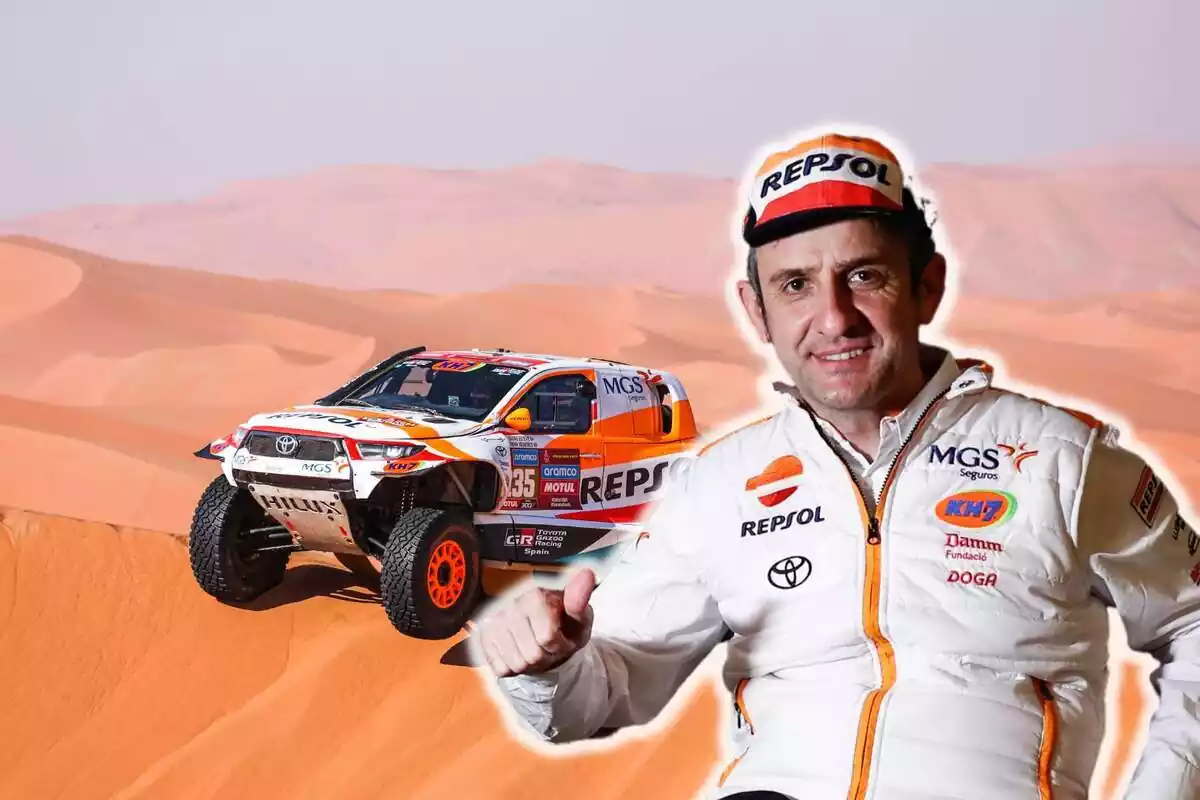 Montaje del coche de Isidre Esteve en una duna del Dakar y él sonriendo con la gorra de Repsol y el pulgar arriba