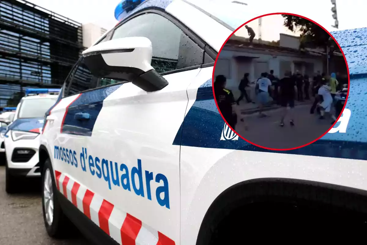 Un coche de los Mossos d'Esquadra con una imagen insertada de una pelea callejera.