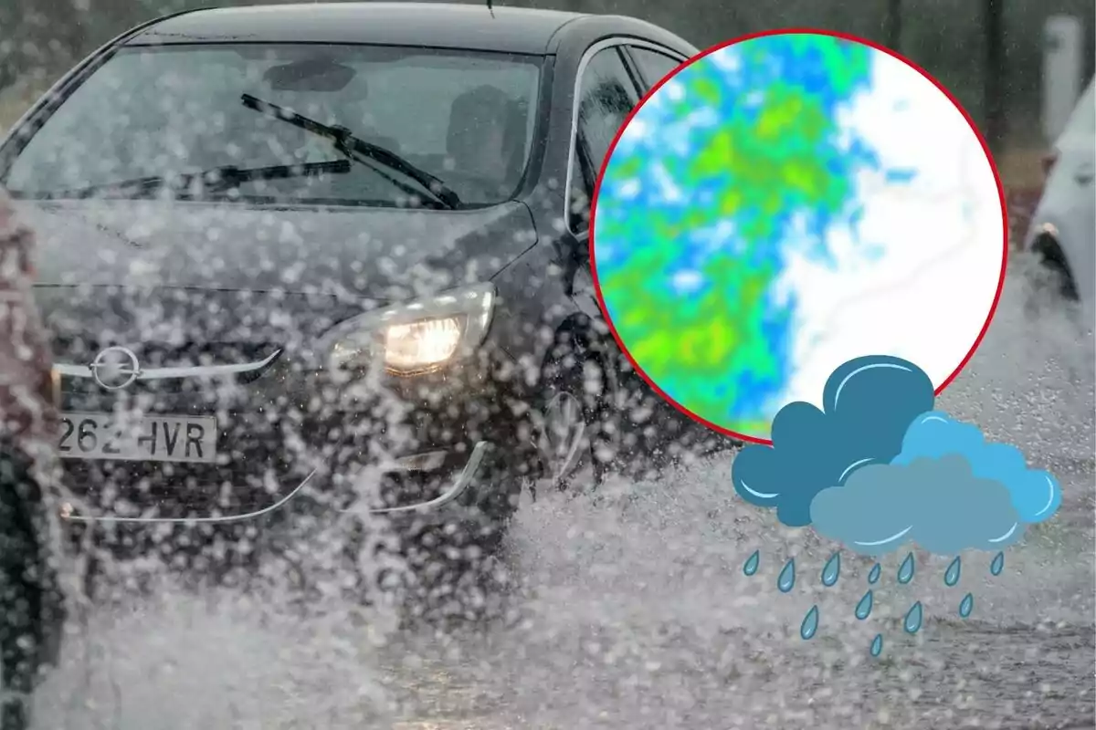 Un coche negro circula bajo una intensa lluvia, con un mapa meteorológico y un icono de nubes y lluvia superpuestos en la imagen.