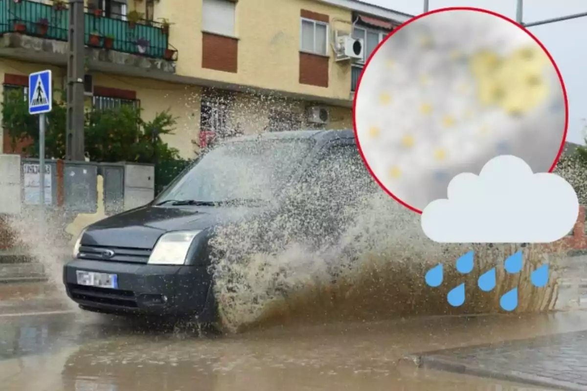 Un coche negro salpicando agua mientras circula por una calle inundada, con un icono de nube y gotas de lluvia en la esquina inferior derecha y un círculo con un mapa meteorológico desenfocado.