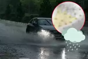Un coche negro de la marca Audi circula por una carretera inundada bajo la lluvia, con un gráfico de pronóstico del tiempo y un icono de nube con lluvia superpuestos en la imagen.