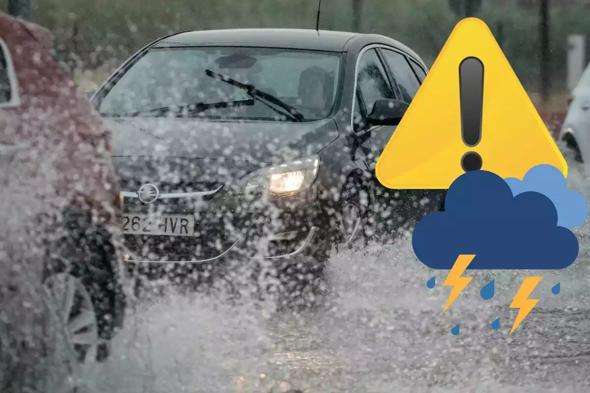 Coche conduciendo bajo la lluvia intensa con un icono de advertencia de tormenta eléctrica.