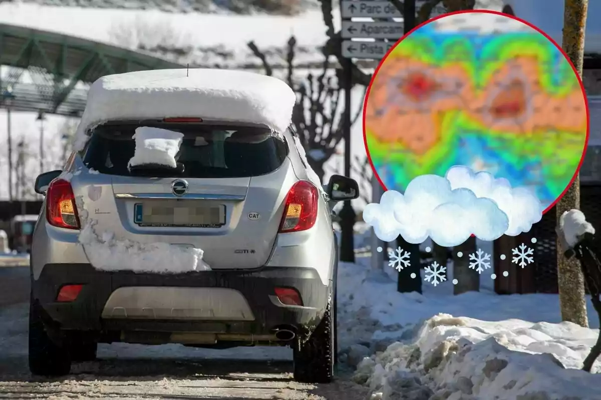 Un coche cubierto de nieve estacionado en una calle nevada con un gráfico meteorológico en un círculo rojo superpuesto mostrando un pronóstico de nevadas.