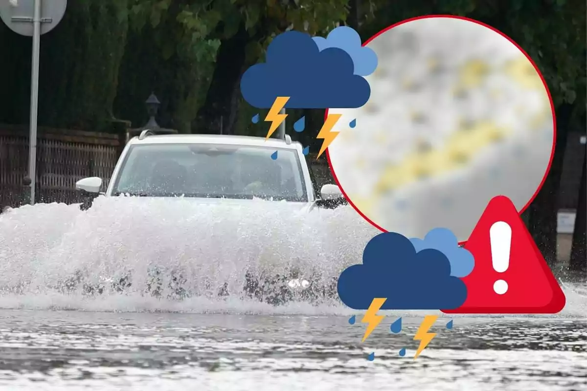 Un coche blanco atraviesa una calle inundada con iconos de tormenta y advertencia superpuestos.