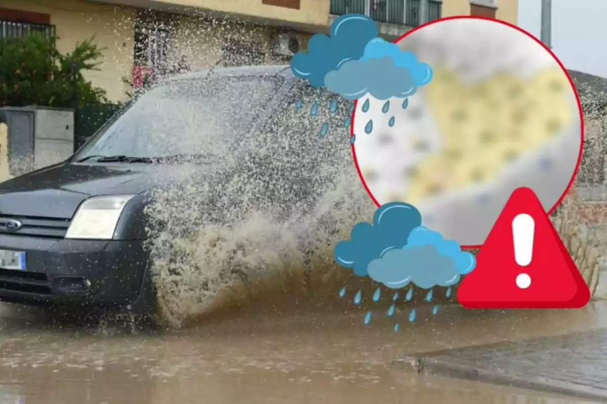 Un coche negro atraviesa un charco grande en una calle residencial mientras salpica agua a su alrededor con iconos de nubes de lluvia y un signo de advertencia superpuestos en la imagen.