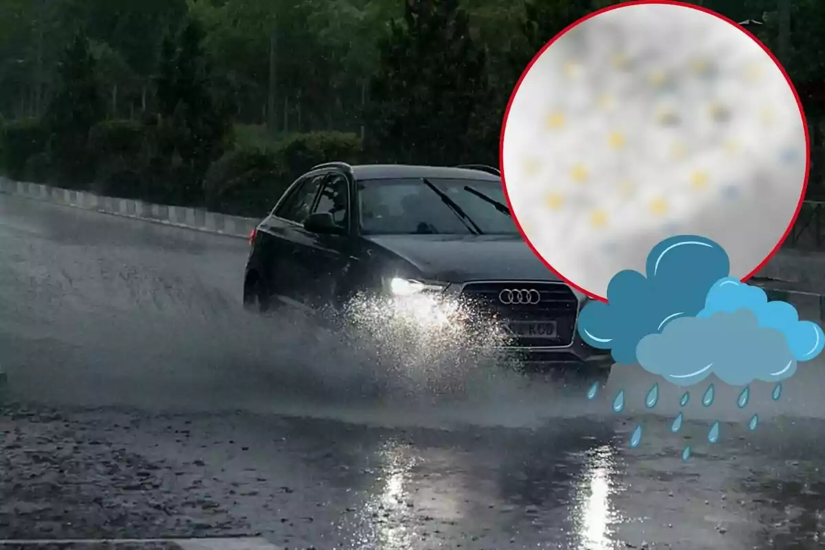 Un coche negro de la marca Audi circula por una carretera mojada durante una fuerte lluvia, con un círculo borroso y un icono de nube con lluvia superpuesto en la esquina derecha.