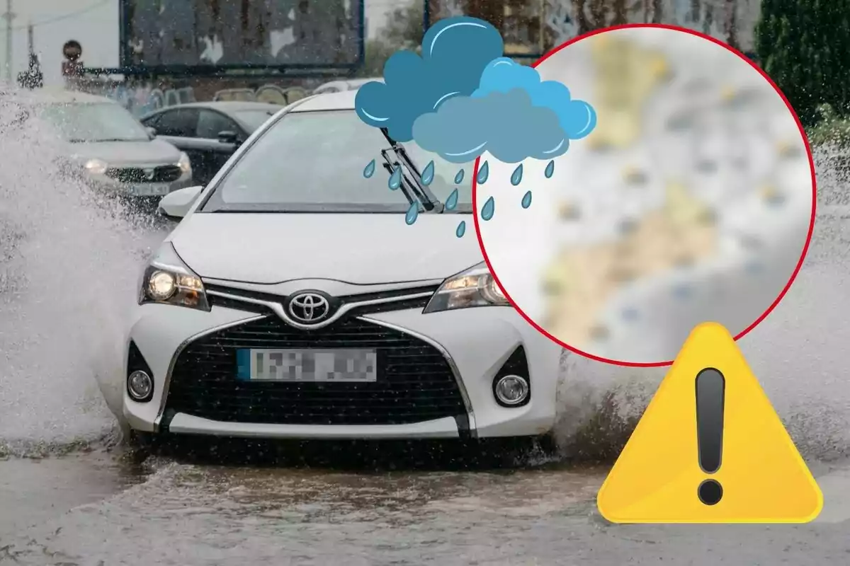 Un coche blanco atraviesa una calle inundada bajo la lluvia, con un icono de nube y gotas de agua en la esquina superior derecha y un signo de advertencia amarillo en la parte inferior derecha.