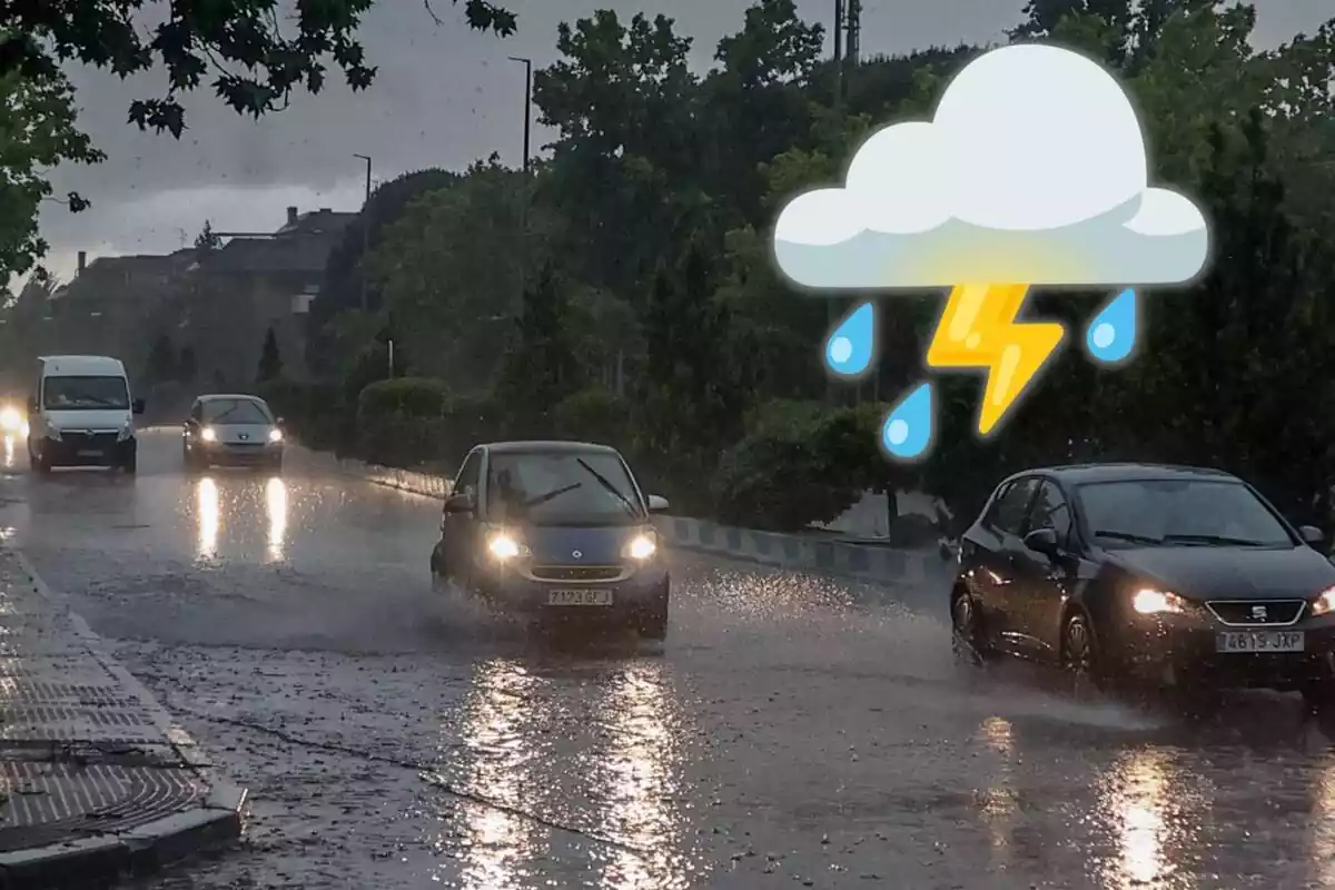 Montaje con varios coches circulando en pleno temporal de lluvia y un emoji de una nube con gotas de lluvia y un rayo