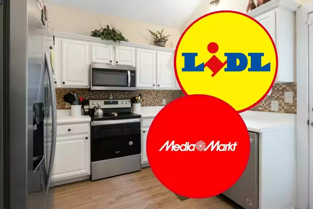 Cocina moderna con electrodomésticos de acero inoxidable y logotipos de Lidl y MediaMarkt superpuestos.