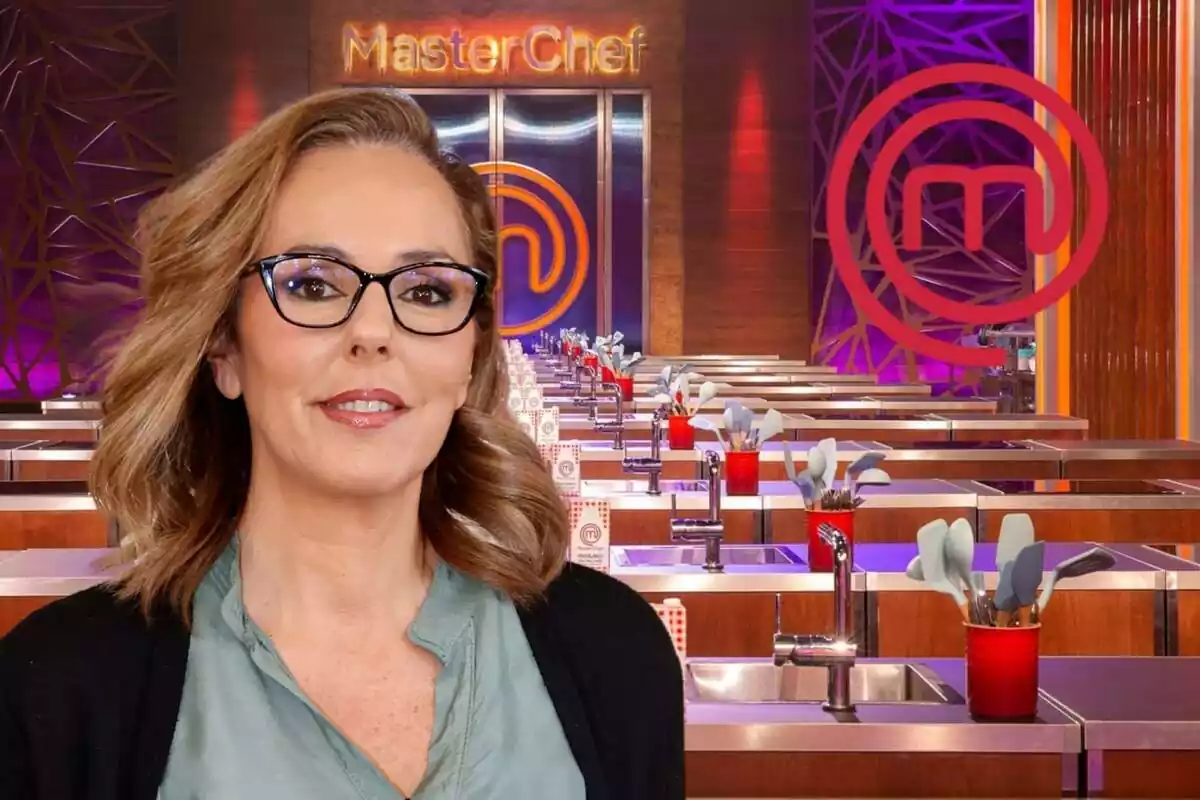 Montaje de la cocina de 'MasterChef', Rocío Carrasco sonriendo con unas gafas negras y el logo del programa