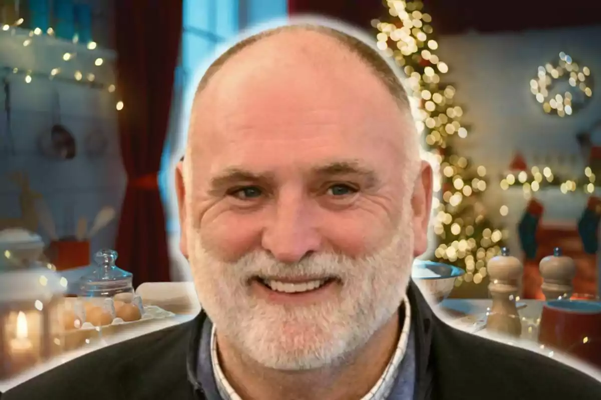 José Andrés sonriente con barba blanca en un ambiente festivo y decorado con luces y adornos navideños.