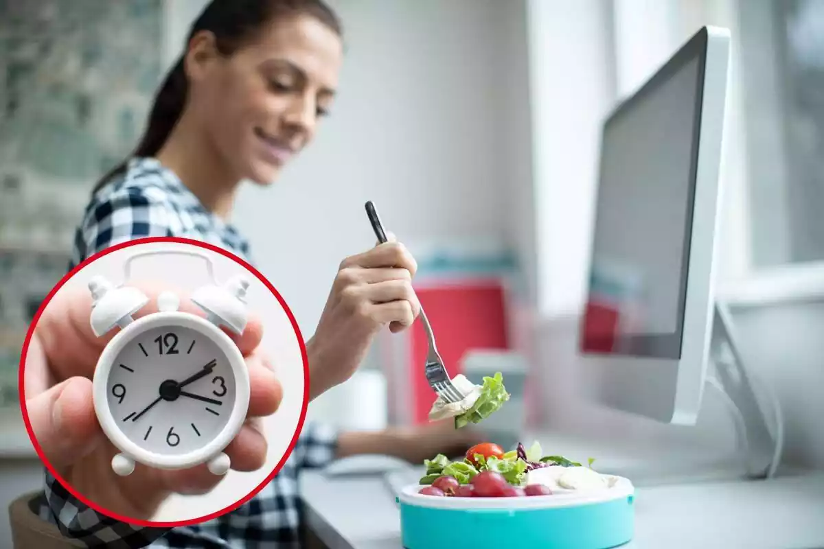 Una mujer come delante del ordenador, y el circulo, un reloj