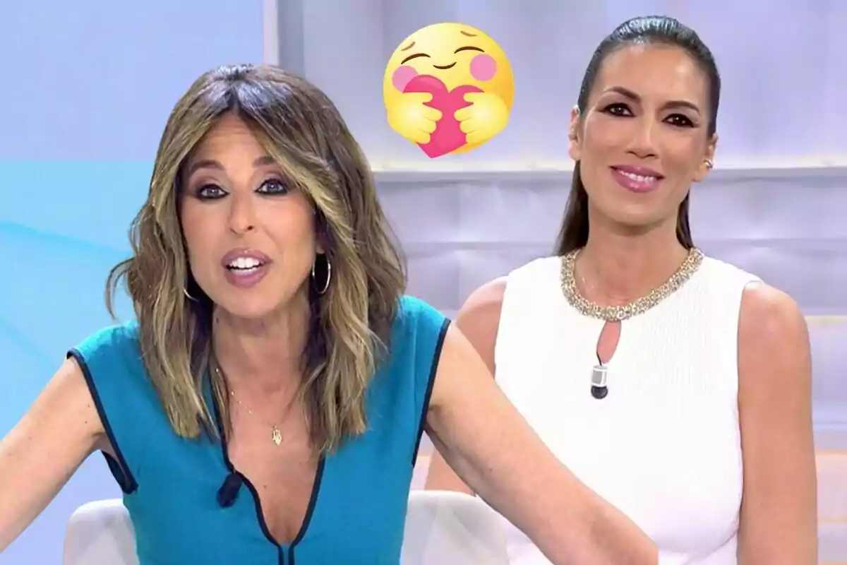 Dos mujeres en un set de televisión con un emoji de cara sonriente abrazando un corazón en el fondo.