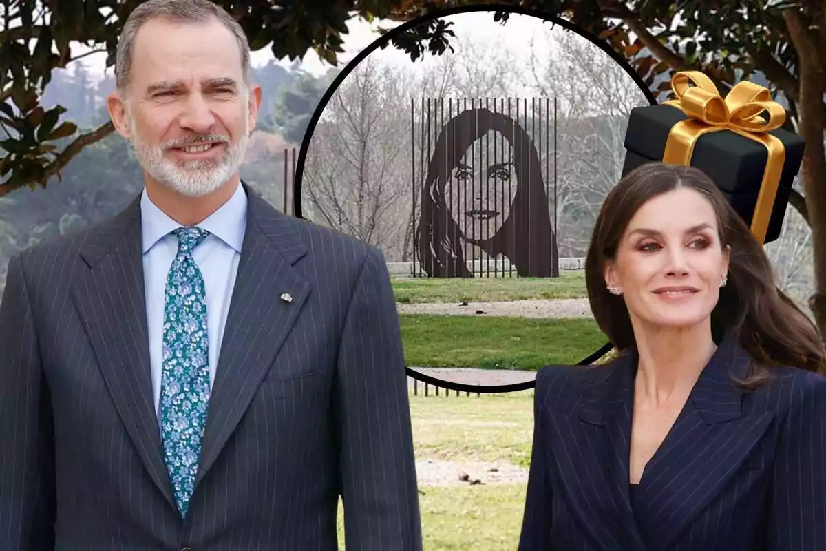 Montaje con Letizia y Felipe en primer plano junto a una imagen de su estatua en Zarzuela