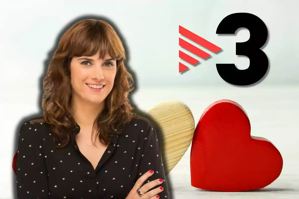 Ariadna Oltra sonriente, junto a dos corazones de madera y el logotipo de TV3.