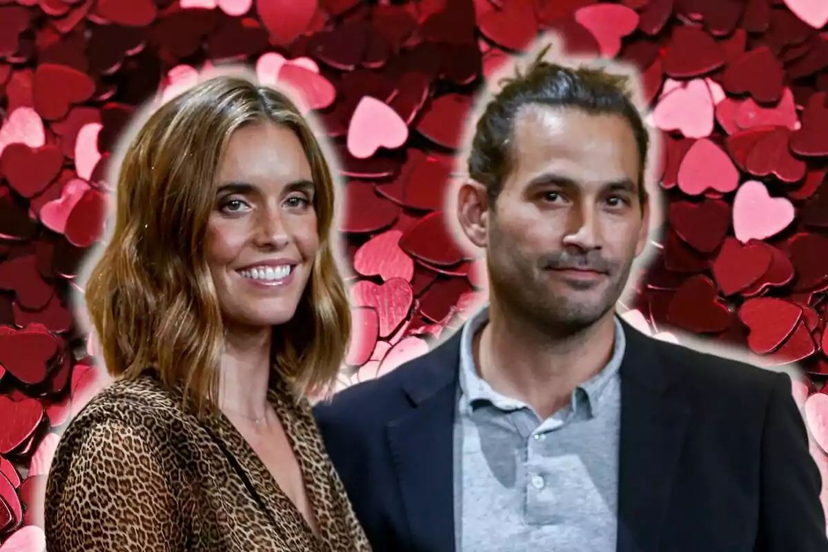 Ona Carbonell y Pablo Ibáñez sonriente frente a un fondo de corazones rojos.