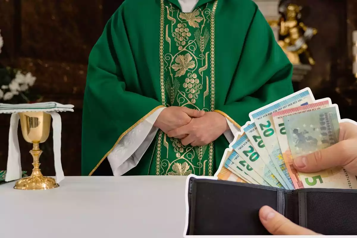 Un cura vestido de verde, y en la derecha, una cartera con dinero