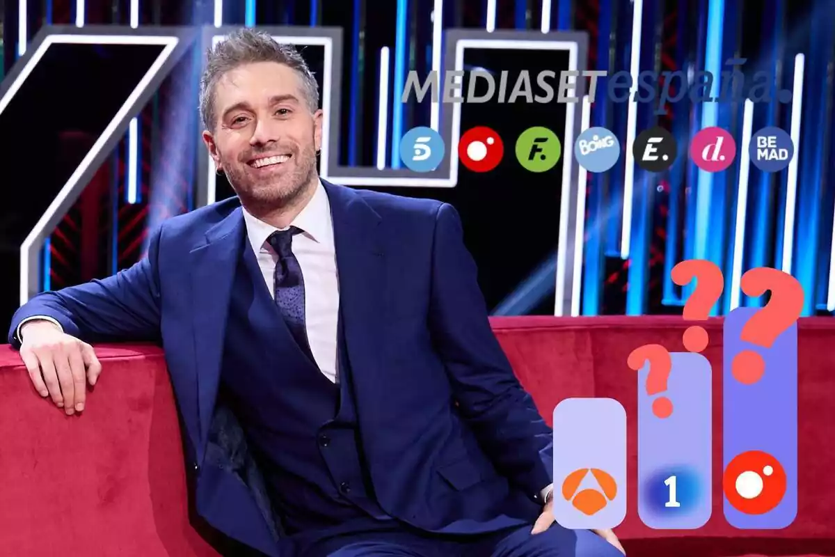 Montaje de Dani Martínez sonriendo con un traje azul sentado en un sofá rojo, el logo de Mediaset, un gráfico de barras con los logos de Antena 3, La 1 y Cuatro y unos interrogantes rojos