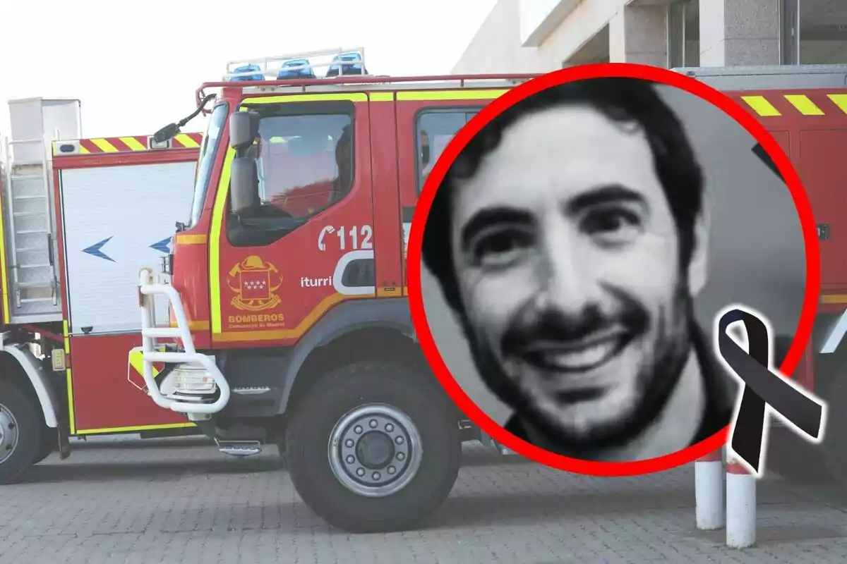 Un camión de bomberos de la Comunidad de Madrid con un retrato en blanco y negro de Fran Llorens dentro de un círculo rojo y un lazo negro en señal de luto.