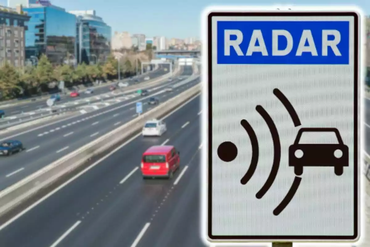 Señal de tráfico de radar en una autopista concurrida con varios coches circulando. Señal de tráfico de radar en una autopista concurrida con varios coches circulando.