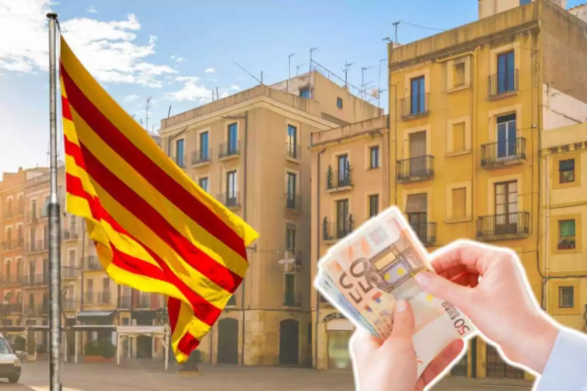 Plano general de una calle y, al lado, la bandera de Cataluña y una mano sujetando billetes