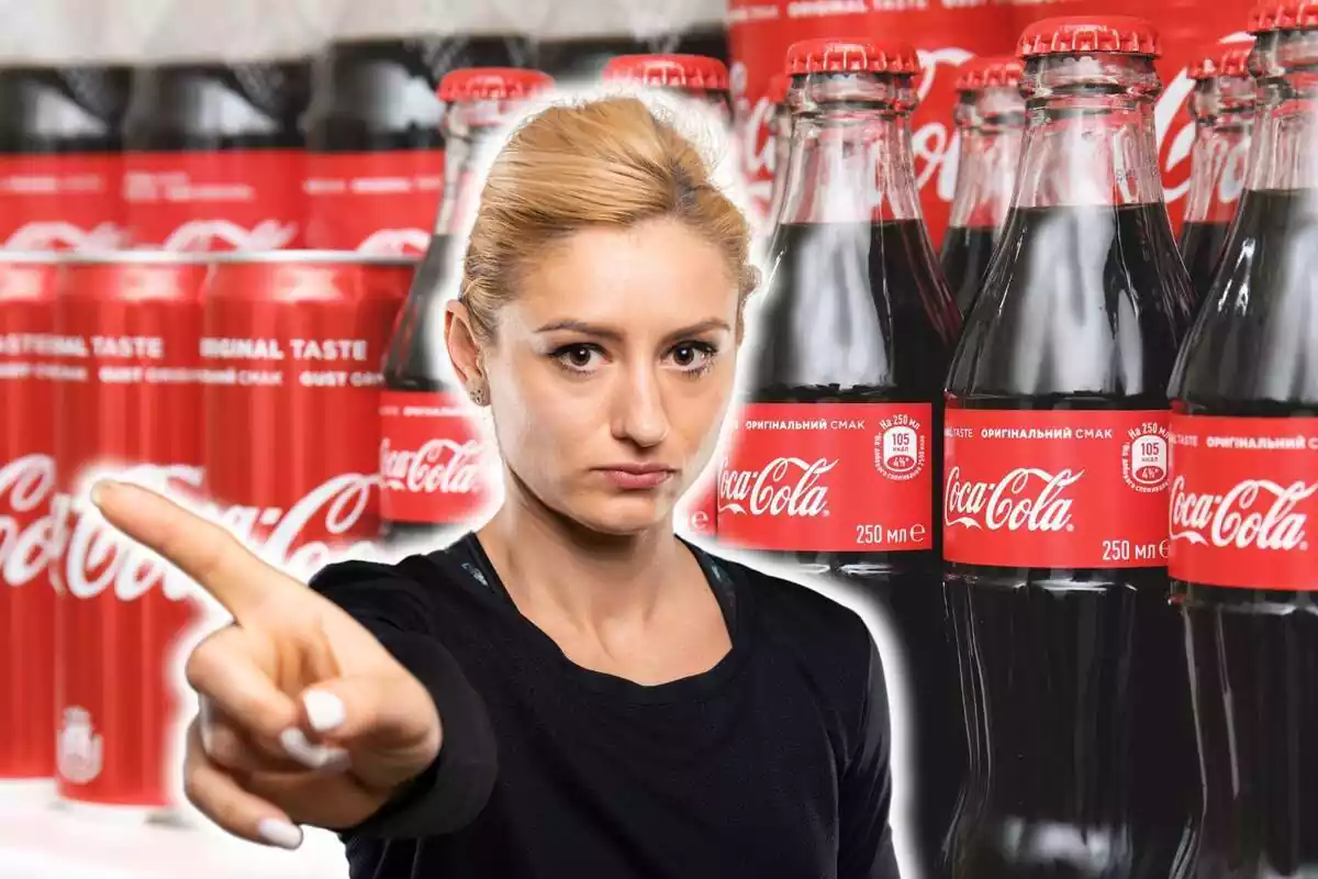Montaje de fotos de latas y botellas de Coca-Cola y una mujer diciendo que no con rostro de enfado