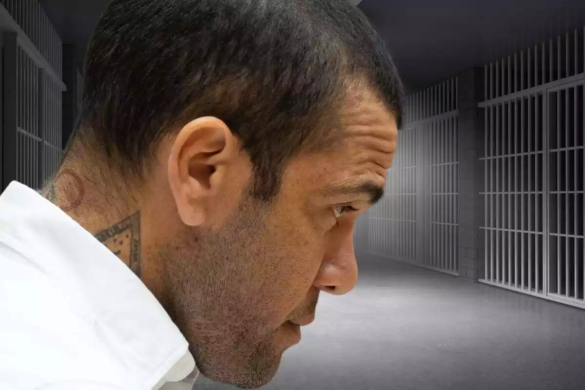 Montaje de fotos de Dani Alves con rostro serio y cabizbajo y, de fondo, el plano general de las celdas de una cárcel