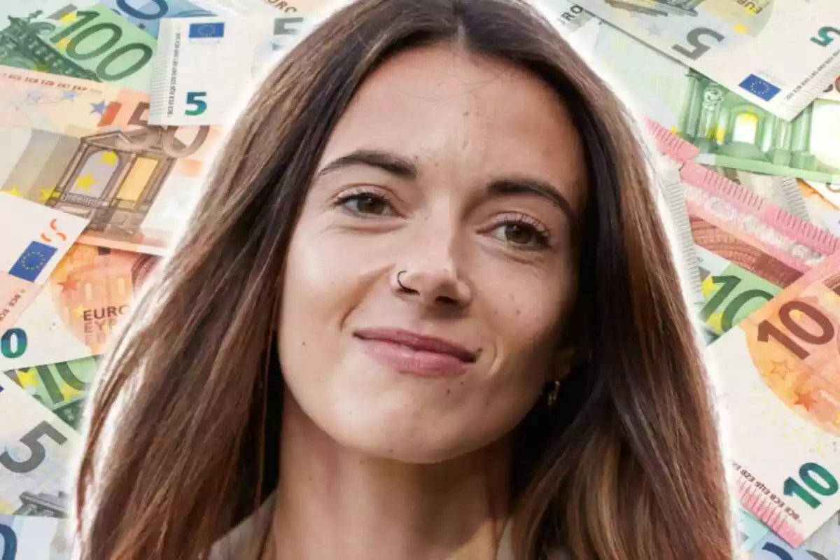 Montaje de fotos de primer plano de Aitana Bonmatí con rostro sonriente y, de fondo, la imagen de varios billetes de euro