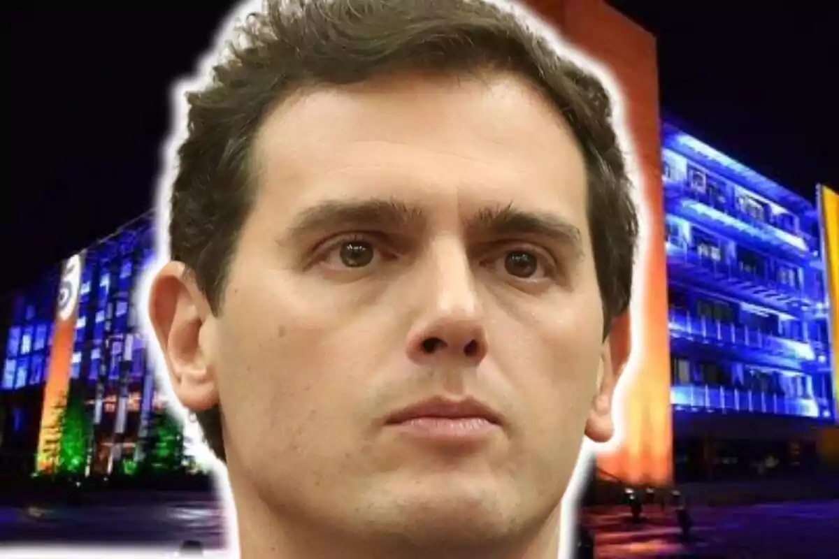 Montaje de fotos de primer plano de Albert Rivera, con rostro serio, con las instalaciones de Mediaset de fondo