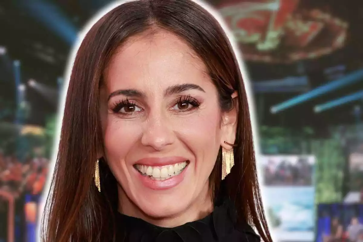 Montaje de fotos de primer plano de Anabel Pantoja muy sonriente con el plató de 'Supervivientes' de fondo