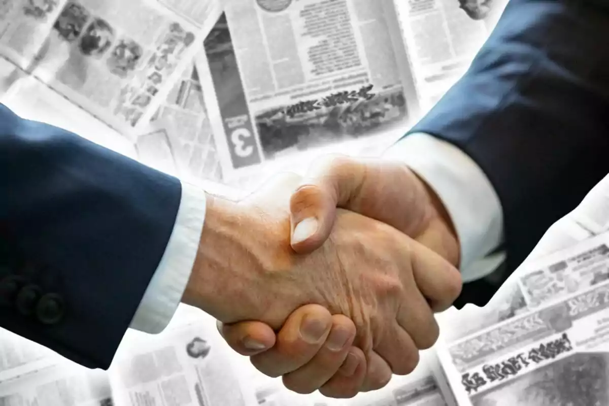 Dos personas dándose la mano con fondo de periódicos. Dos personas dándose la mano con fondo de periódicos.