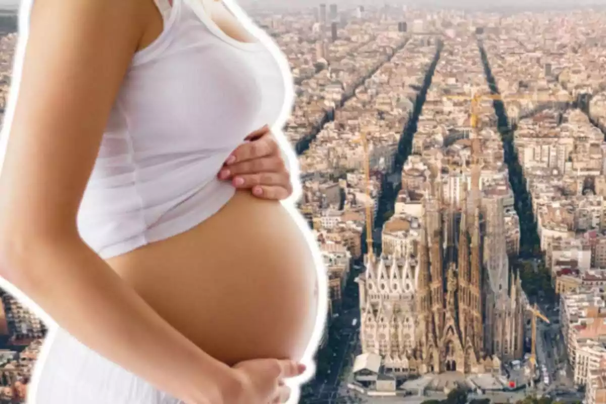 Montaje de fotos de una barriga de embarazada de perfil y, de fondo, un plano general de la ciudad de Barcelona doned se aprecia la Sagrada Familia