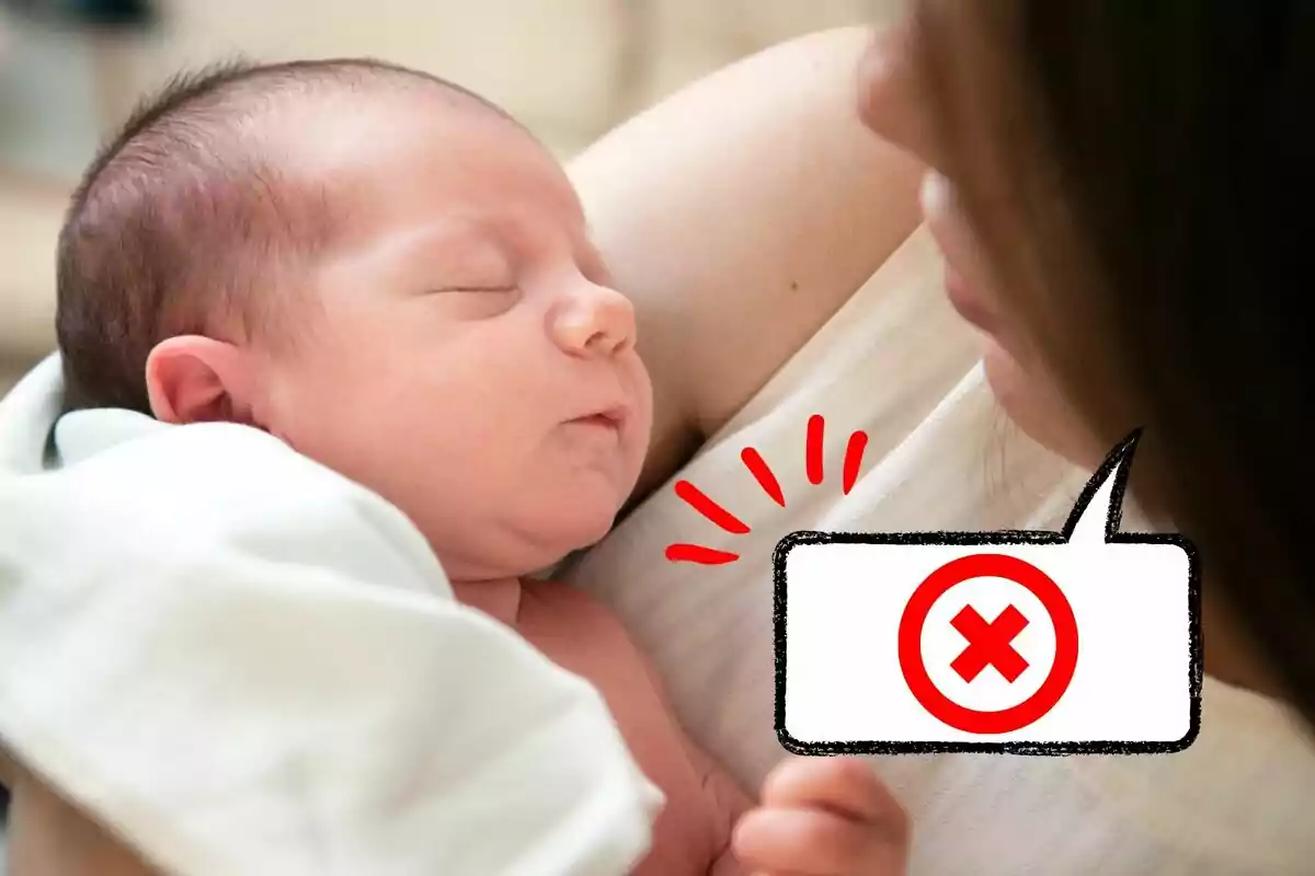 Un bebé durmiendo en los brazos de una persona con un símbolo de prohibición en un cuadro de diálogo.