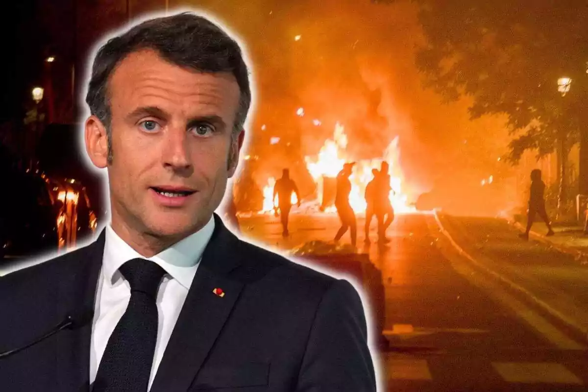 Montaje de fotos de Emmanuel Macron, presidente de Francia, con rostro neutro y con una imagen de las recientes barricadas en Francia (junio-julio 2023)
