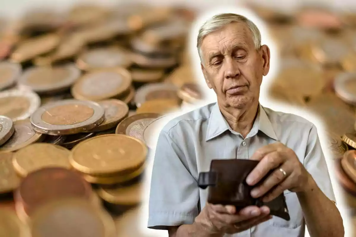 Montaje de fotos de un hombre mayor mirando la cartera y, de fondo, un plano general de monedas